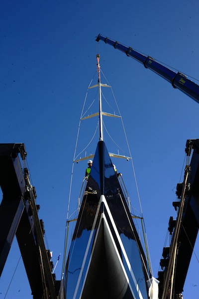 DAHLAK - mast stepping before launch