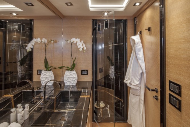 EIGHT - VIP bathroom