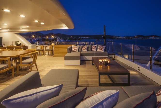 EIGHT - upper deck detail