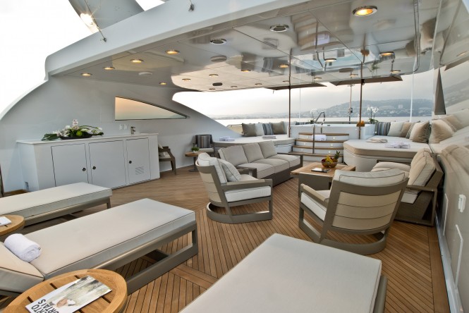 LA DEA II - sun deck