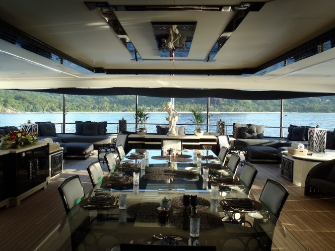 Dining Al Fresco in Luxury - Photo by Nicolas Benazeth