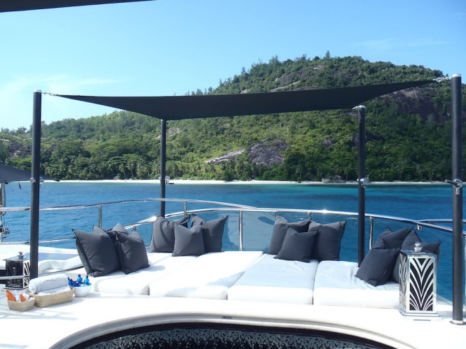 SILVER ANGEL - sunpads and Jacuzzi - Photo by Nicolas Benazeth