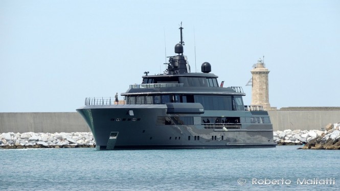 ATLANTE leaving the dock