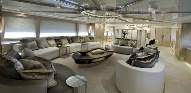 LIGHT HOLIC - Main Saloon