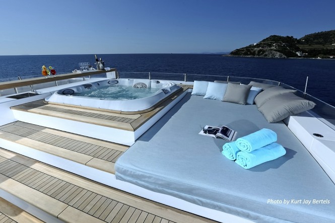 Upper deck Jacuzzi. Image © Kurt Jay Bertels.