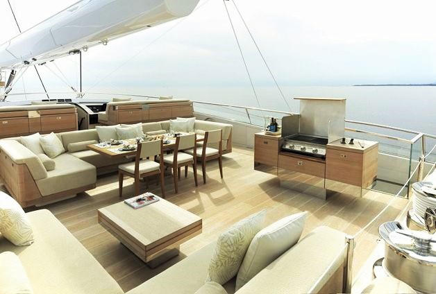 S/Y TWIZZLE - Lounging and dining area
