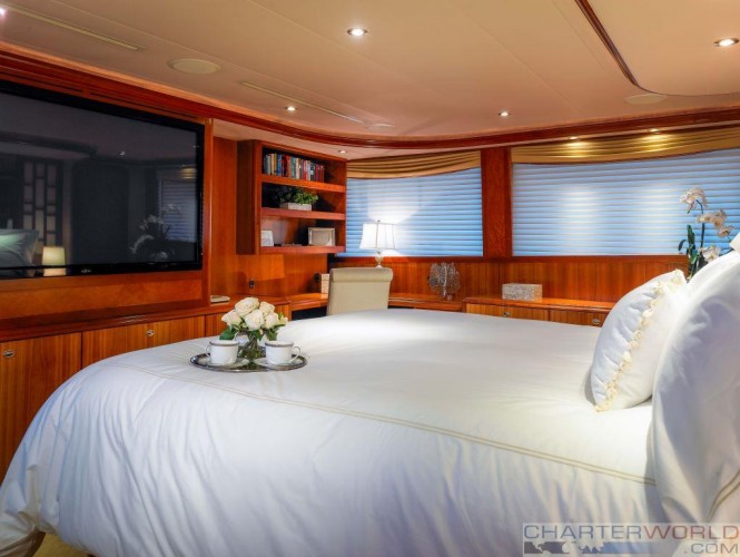 Luxury yacht CHASING DAYLIGHT - Master suite