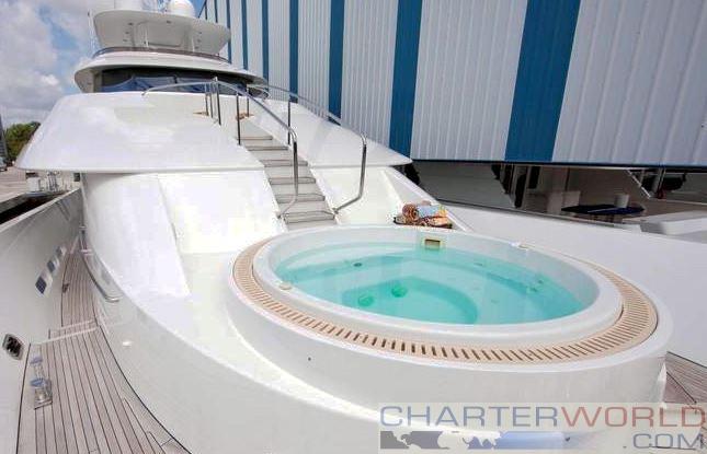 Motor yacht CHASING DAYLIGHT - Foredeck Jacuzzi