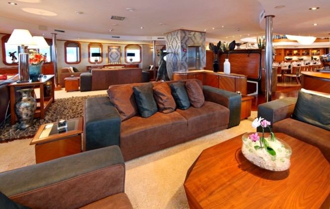 Motor yacht SHERAKHAN - Main saloon with wet bar