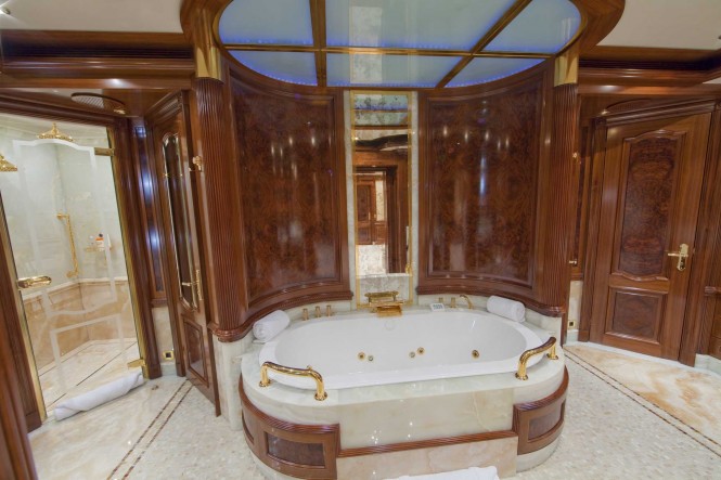 Superyacht TITANIA - Master Suite Bathroom