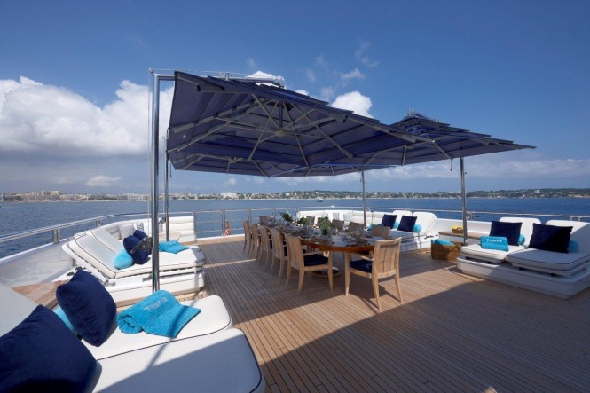 Superyacht TITANIA Pool Deck
