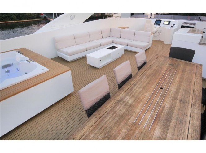 Motor yacht CHARISMA - Sundeck