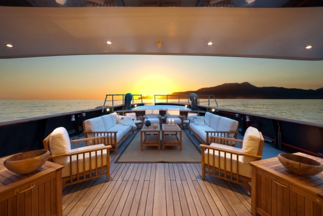 VERVECE - Spacious seating and sunbathing area on the aft deck