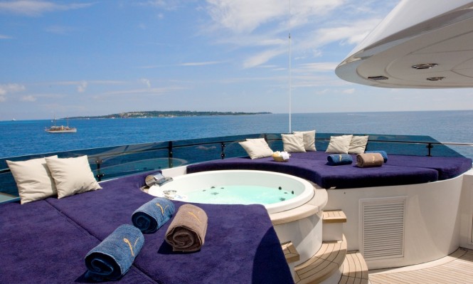 Luxury yacht INSIGNIA - Jacuzzi and sunpads