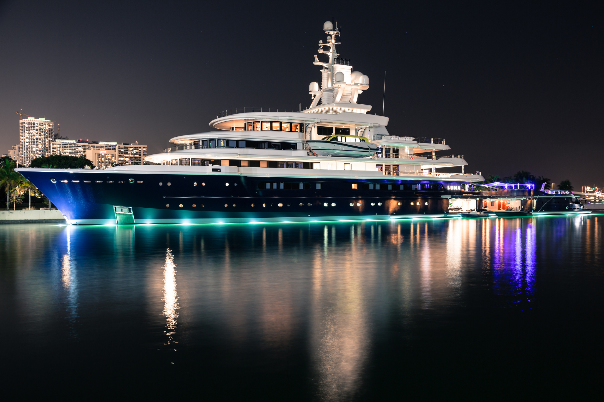 who owns the superyacht luna