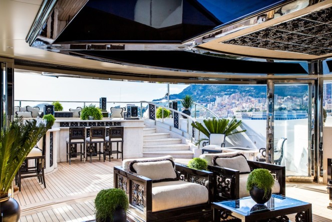 The skylounge and sundeck aboard LIONESS V from Benetti