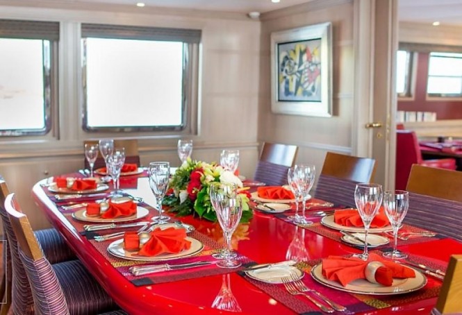 Luxury yacht CHEETAH MOON - Dining room