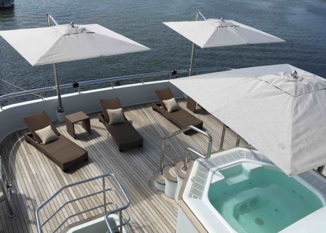 Jacuzzi and sun loungers on JADE 959 sundeck - Exterior by Espinosa Yacht Design