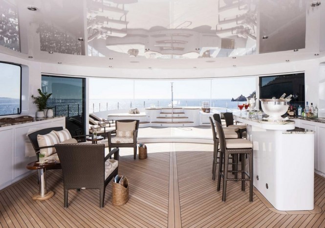 Luxury yacht LADY SARA - Sundeck bar, sun loungers and Jacuzzi
