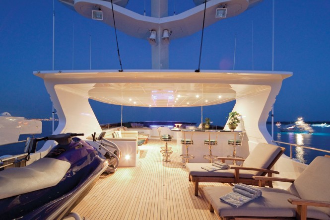 Yacht ONE MORE TOY - Sundeck