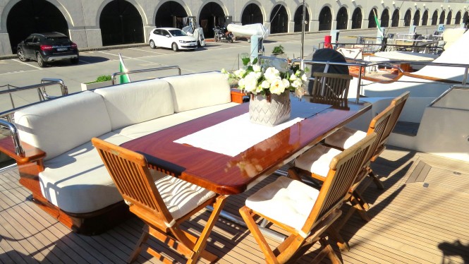 Alfresco dining aboard luxury yacht SANTA LUCIA FAST