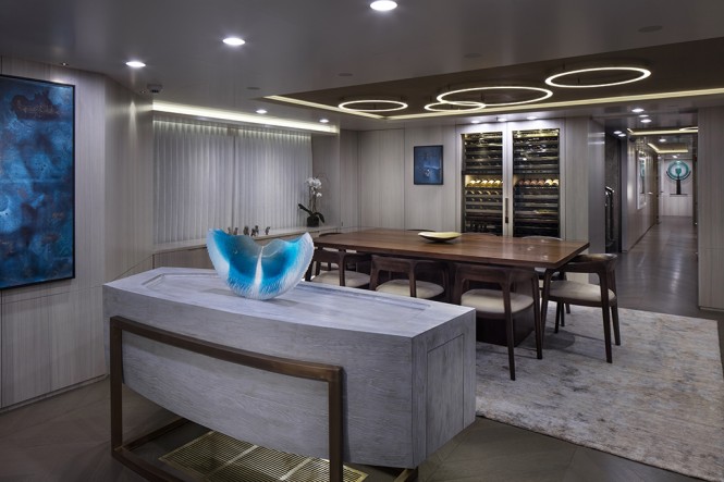 Luxury yacht BROADWATER - Salon and dining area
