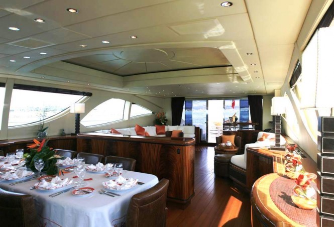 Luxury yacht INCOGNITO - Salon and dining area