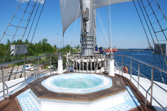 Luxury yacht RUNNING ON WAVES - Spa Pool