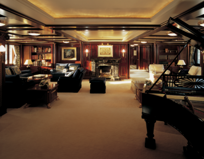 Main salon aboard M/Y FREEDOM