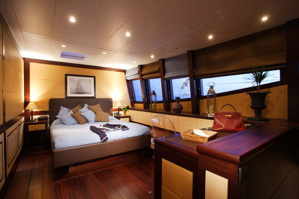 Master suite aboard S/Y ALLURES