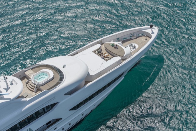 Motor yacht ASYA - Sundeck spa pool and sunpads with outdoor lounging area on bow
