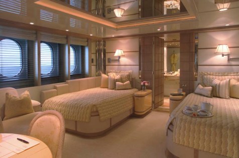 One of the luxurious twin cabins aboard M/Y HUNTRESS
