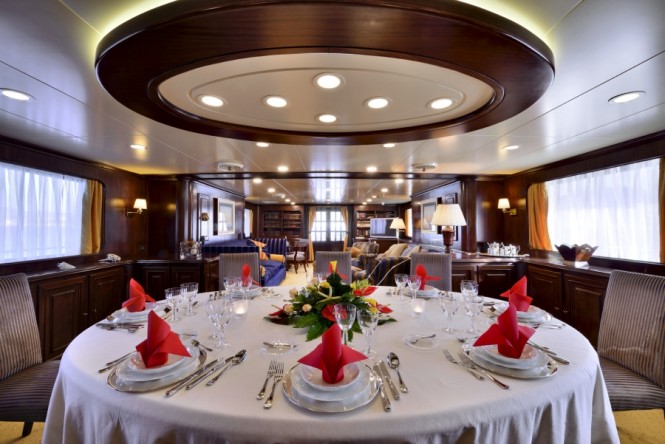 Superyacht COMMITMENT - Formal dining area