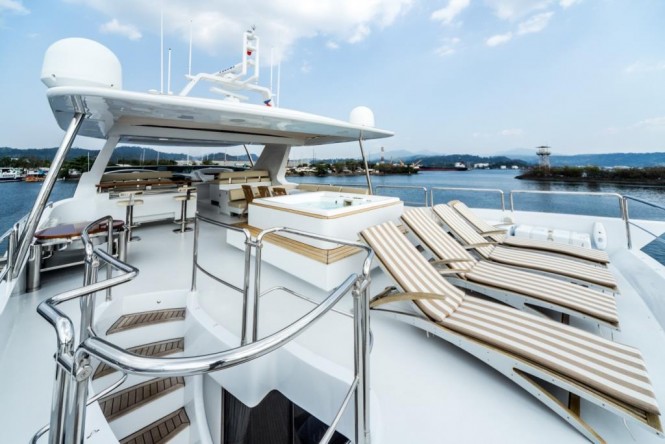Superyachts ANTONIA II - Sundeck with Jacuzzi and sunpads