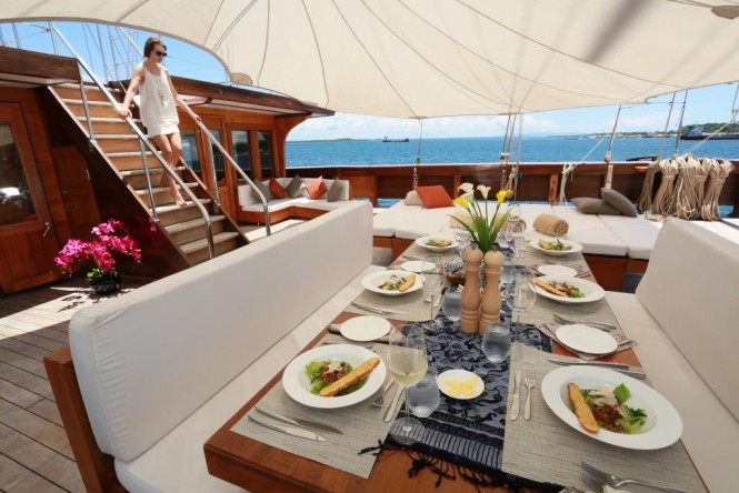Yacht Lamima - Alfresco dining