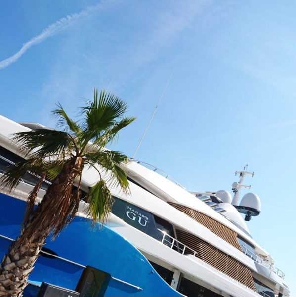 Madame Gu - close -up - in Port Vell. Photo by @poucrito