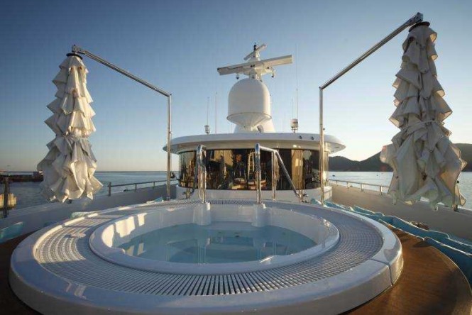 Jacuzzi aboard motor yacht RAMBLE ON ROSE. Photo credit: CRN