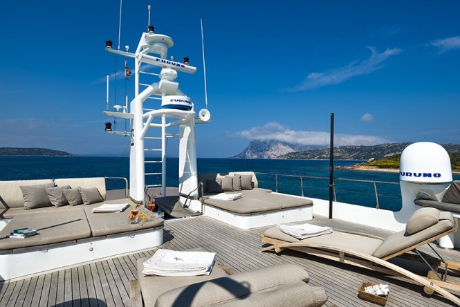 Motor yacht INDIAN - Sun loungers on the sundeck