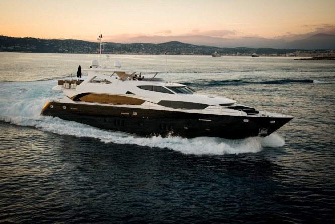 Open yacht BLACK AND WHITE - Built by Sunseeker