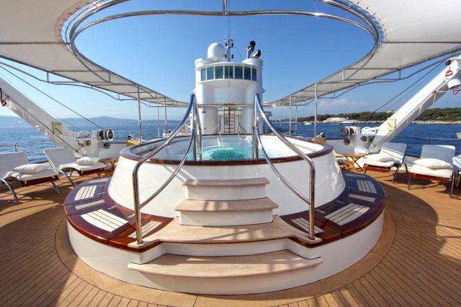 Sundeck spa pool and sun loungers - Luxury yacht SHERAKHAN