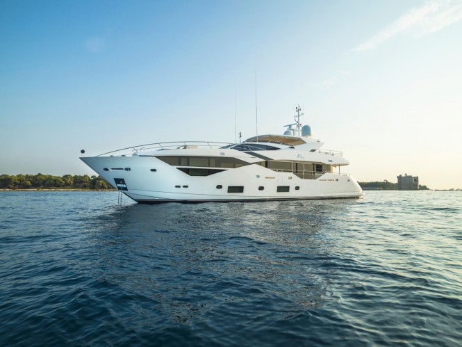 Superyacht FLEUR - Built by Sunseeker