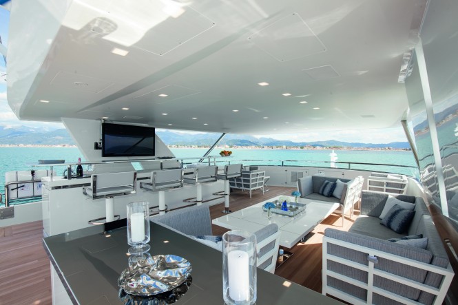 Superyacht H - Sundeck bar and lounging area