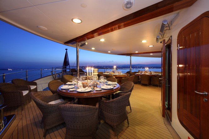 Superyacht SHERAKHAN - Alfresco dining on the upper deck aft