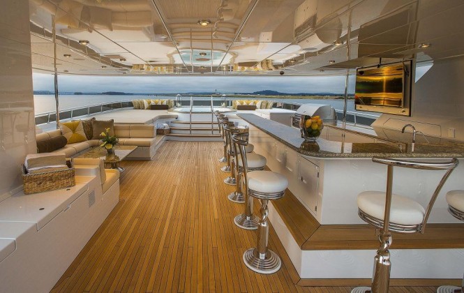 Superyacht SILVER LINING - Wet bar, seating and forward view