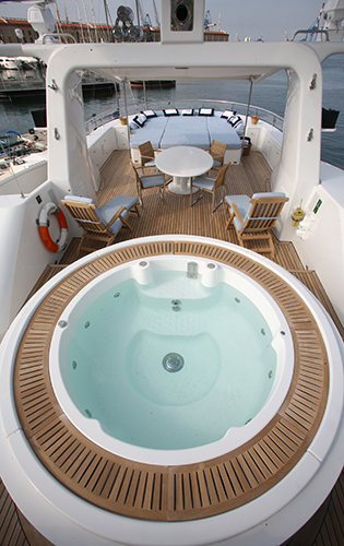 Luxury yacht DEEP BLUE II - Jacuzzi on the sundeck