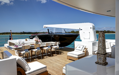 Luxury yacht HIGHLANDER - Alfresco dining on the sundeck
