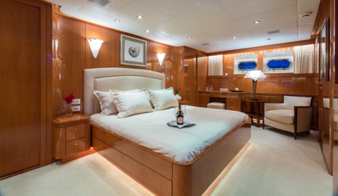 Luxury yacht NO BUOYS - Master suite