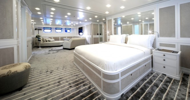 Luxury yacht SPIRIT OF THE C'S - Master suite with private lounge