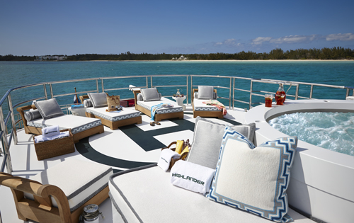 Motor yacht HIGHLANDER - Jacuzzi and sun loungers on the upper deck aft