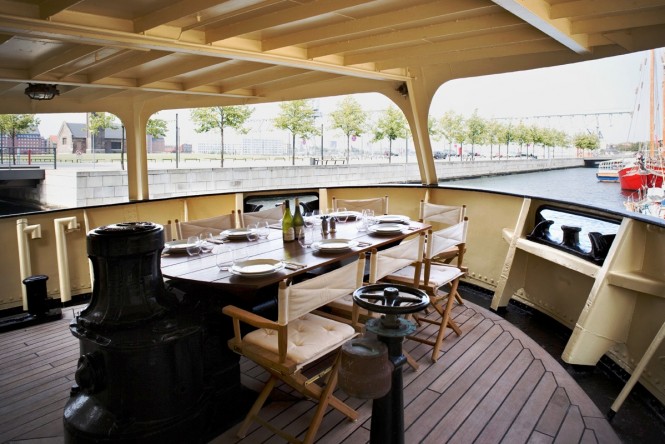 Motor yacht NAVIGATOR - Alfresco dining on the main deck